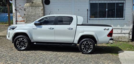 TOYOTA HILUX 2.8 D-4D TURBO DIESEL CD SRX PLUS 4X4 AUTOMÁTICO TOYOTA HILUX 2.8 D-4D TURBO DIESEL CD SRX PLUS 4X4 AUTOMÁTICO